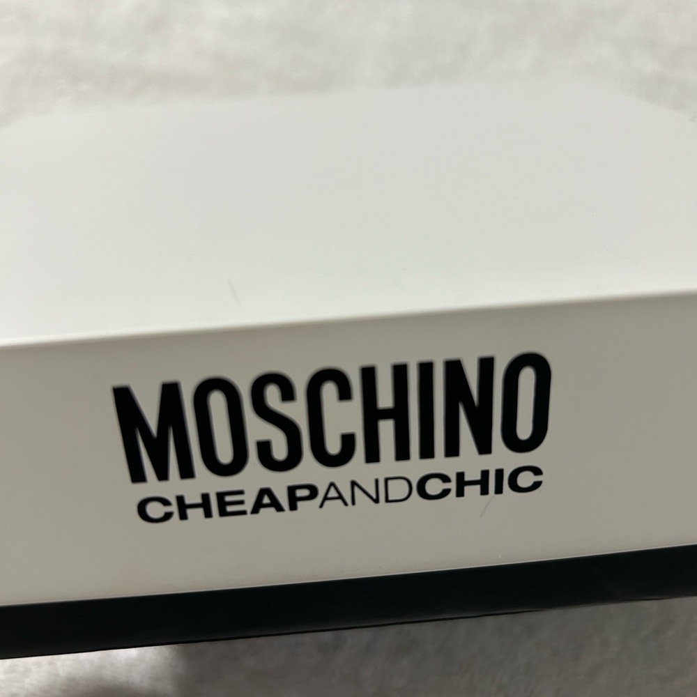 Moschino cheap and chick necklace gold in box very good condition